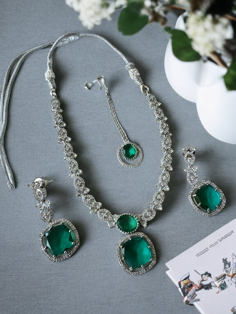 Silver necklace set with green crystal